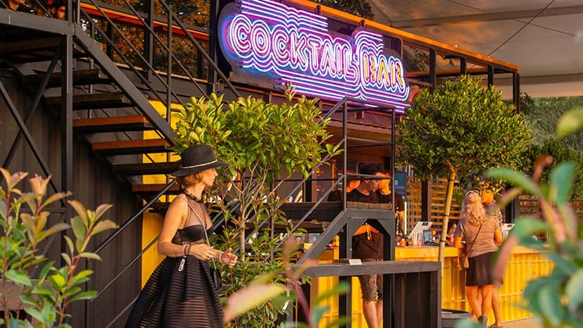 Decor vegetal Pominova la Electric Castle 2026 - plante ornamentale în zona Cocktail Bar a festivalului